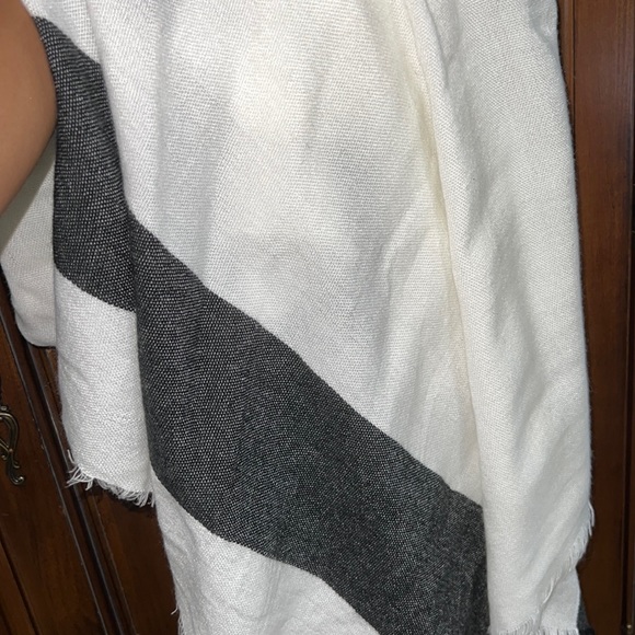 Black & White Scarf - Picture 2 of 2
